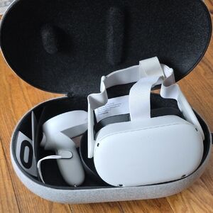 Oculus 2 White and Gray VR Headset with ONE Controller